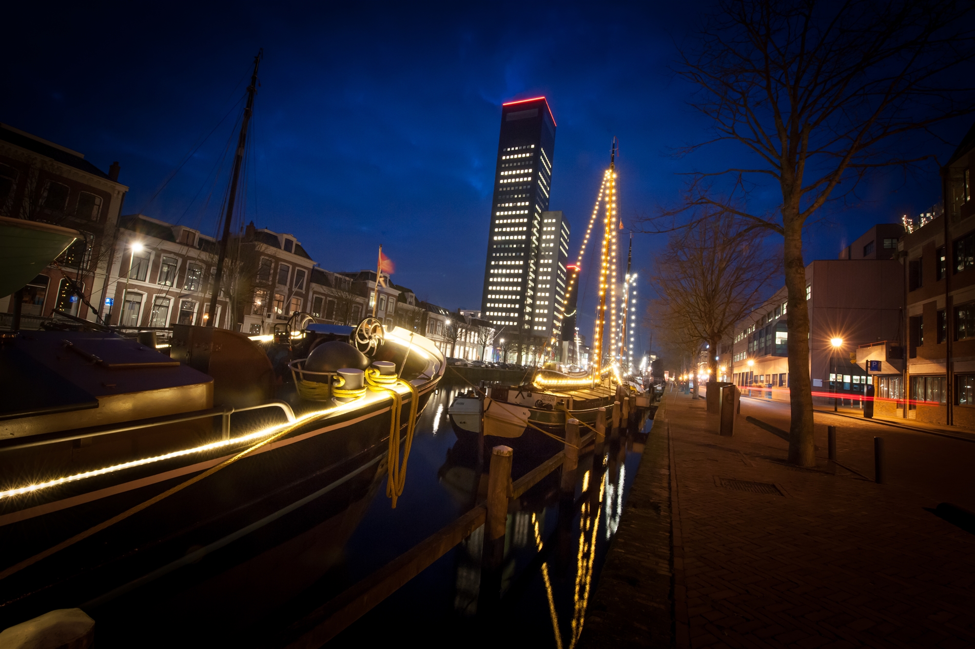 Leeuwarden achmeatoren nacht schepen verlichting stad Friesland