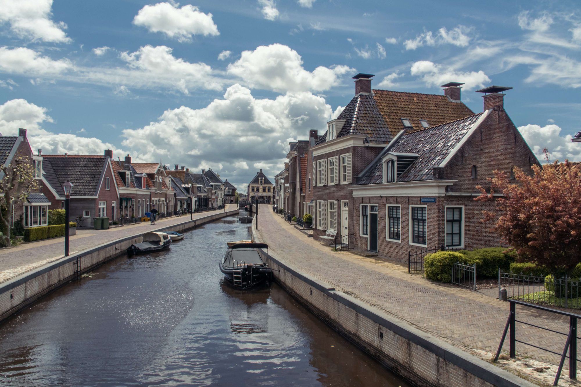 Grachtenpanden wonen leven water boten groen Friesland