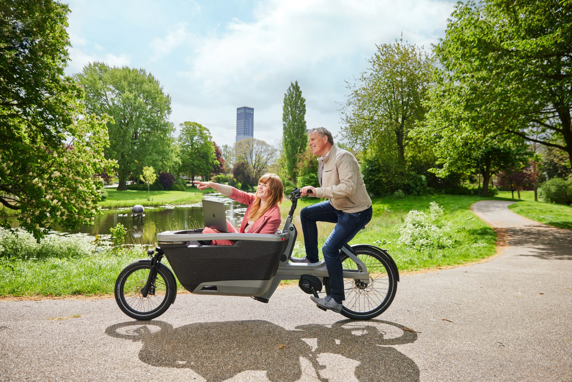 WRK werken in Friesland bakfiets in Leeuwarden aan het werk in bakfiets met laptop