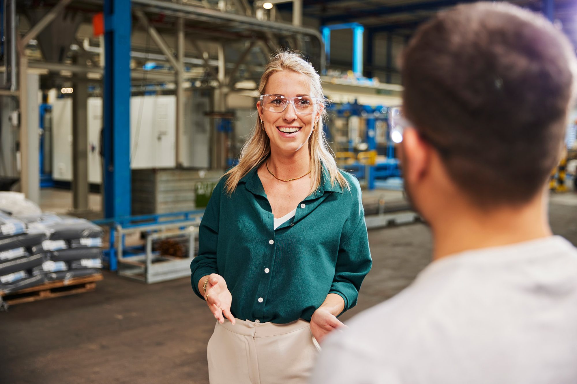 Bedrijfsbezoek netwerken op locatie in het magazijn