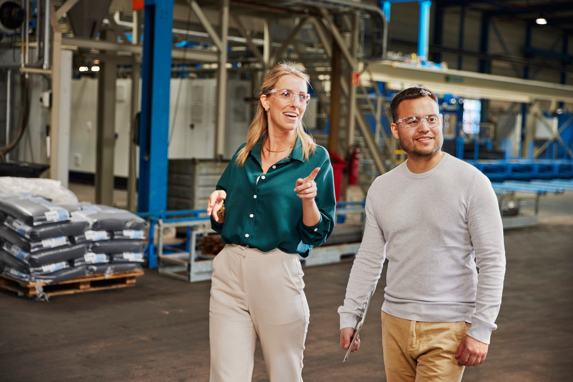 Bedrijfsbezoek netwerken op locatie in het magazijn tour