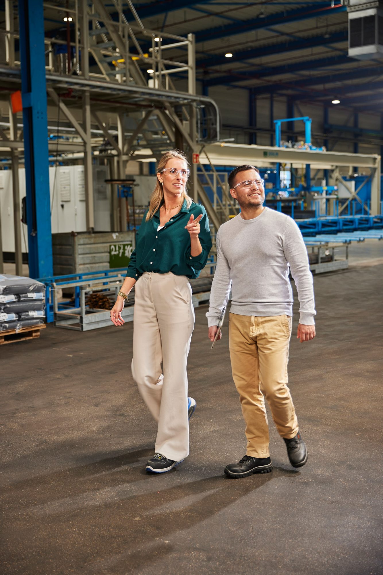 Bedrijfsbezoek netwerken op locatie in het magazijn tour