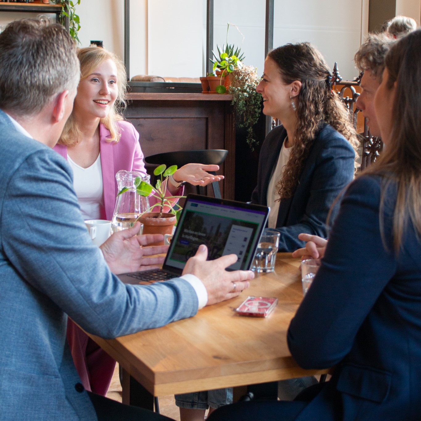 Foto uitleggen aan tafel netwerking bespreking