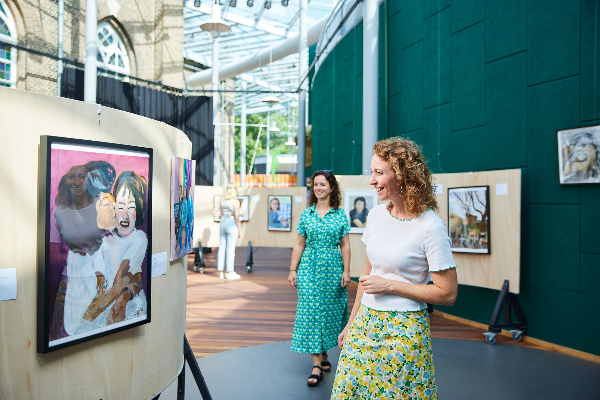 Schilderij museum bekijken vrolijkheid liefde gezelligheid