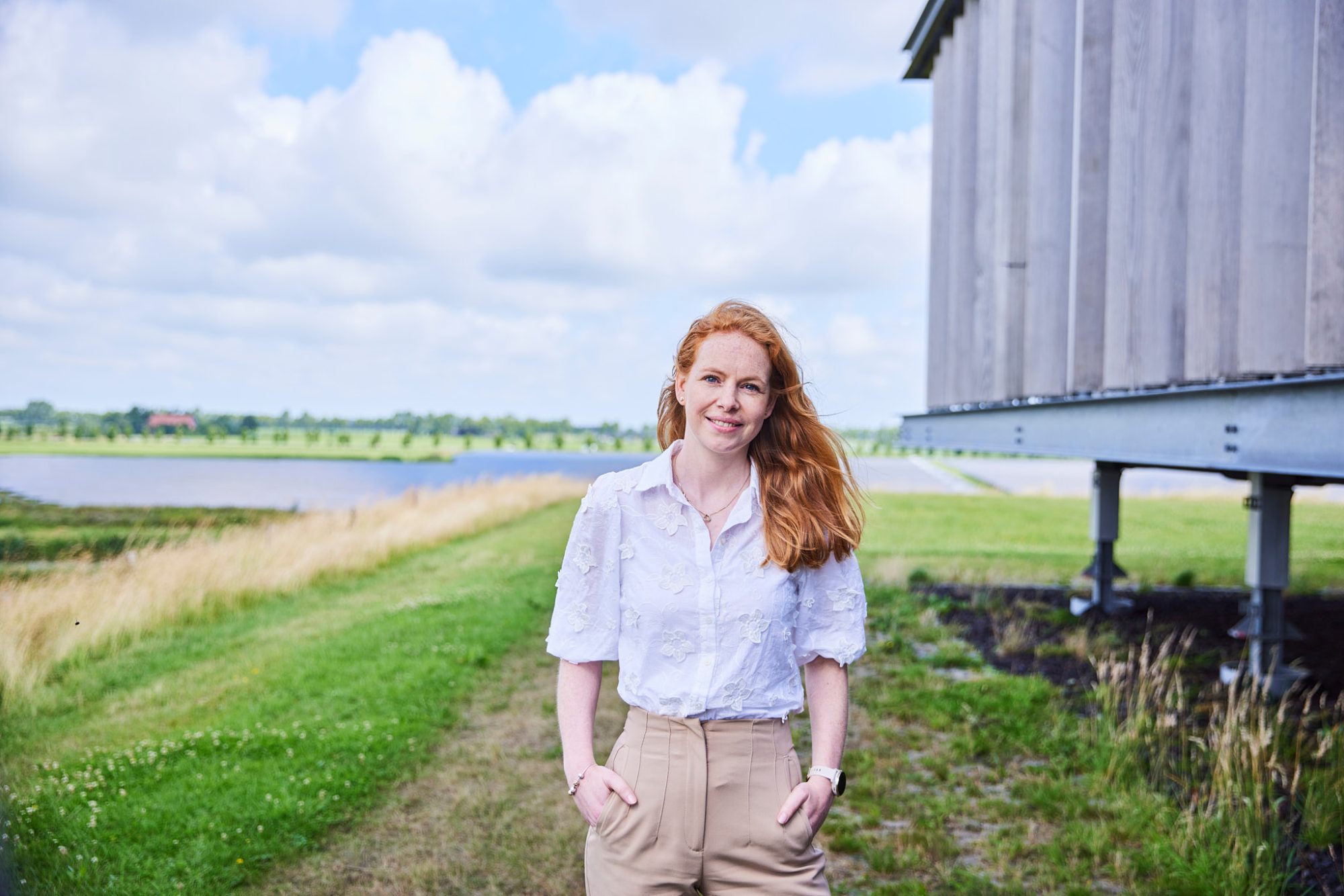 Petra Wassenaar salesmanager bij Ekwadraad groen netwerk gebouw buiten