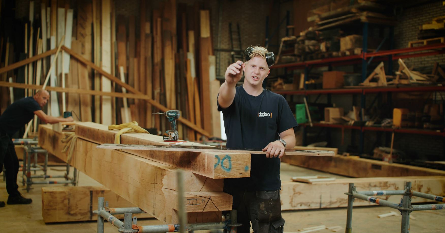 Friso Bouwgroep medewerker houten balken jongen