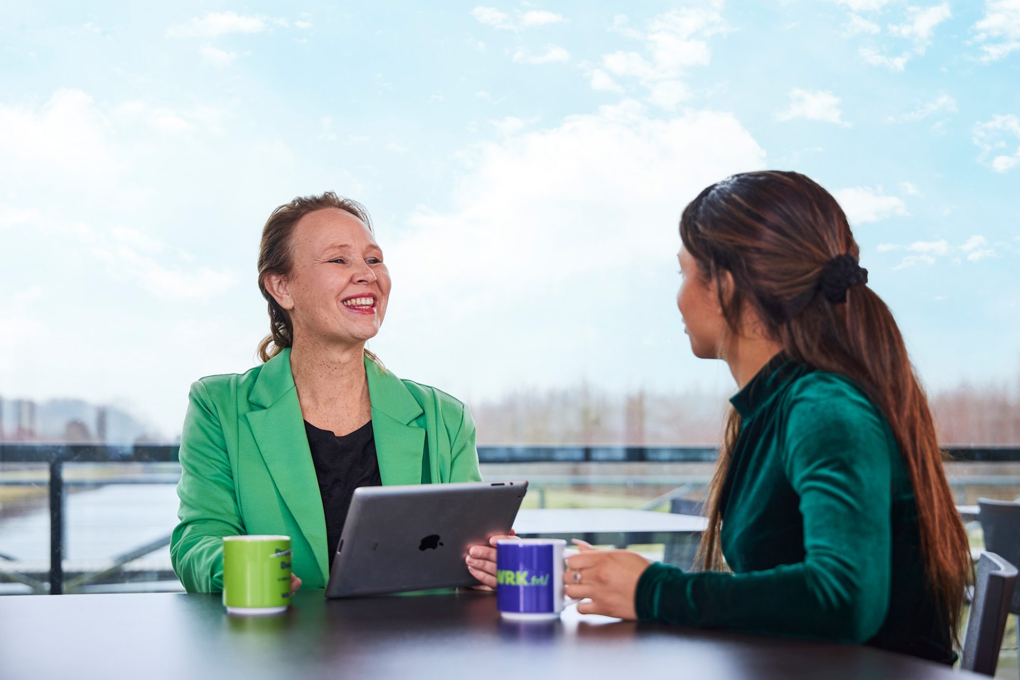 Sollicitatiegesprek tussen een oudere vrouw en een student