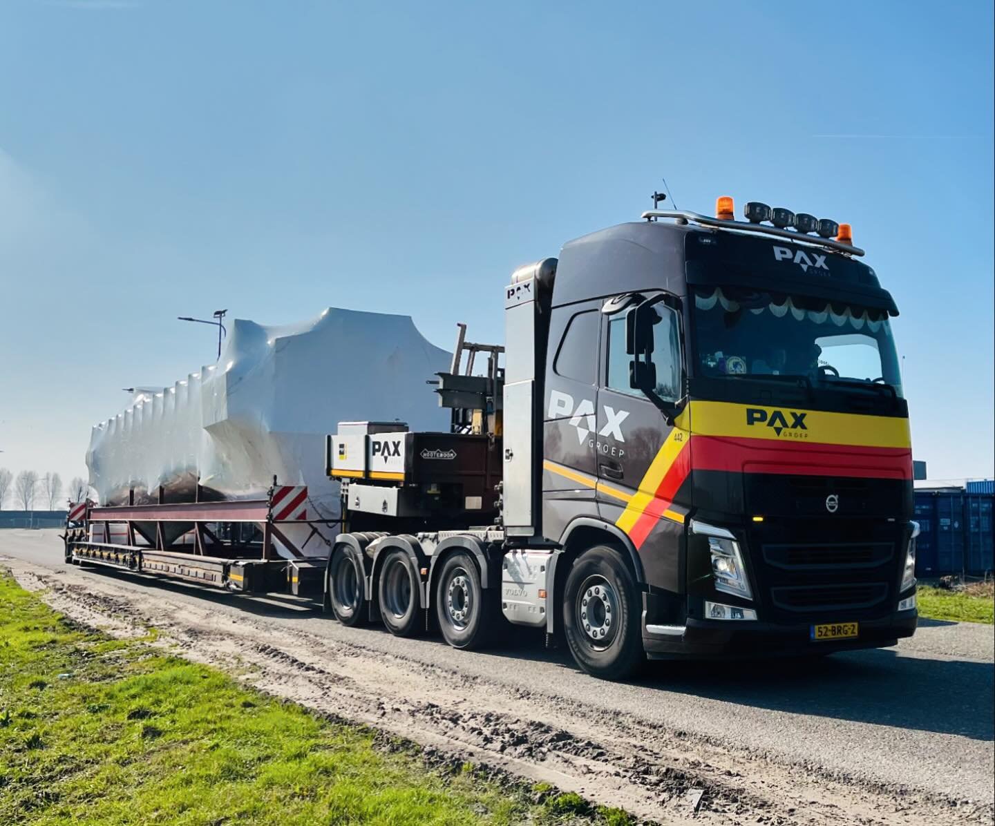 Pax groep transport vrachtwagen zwart geel rood