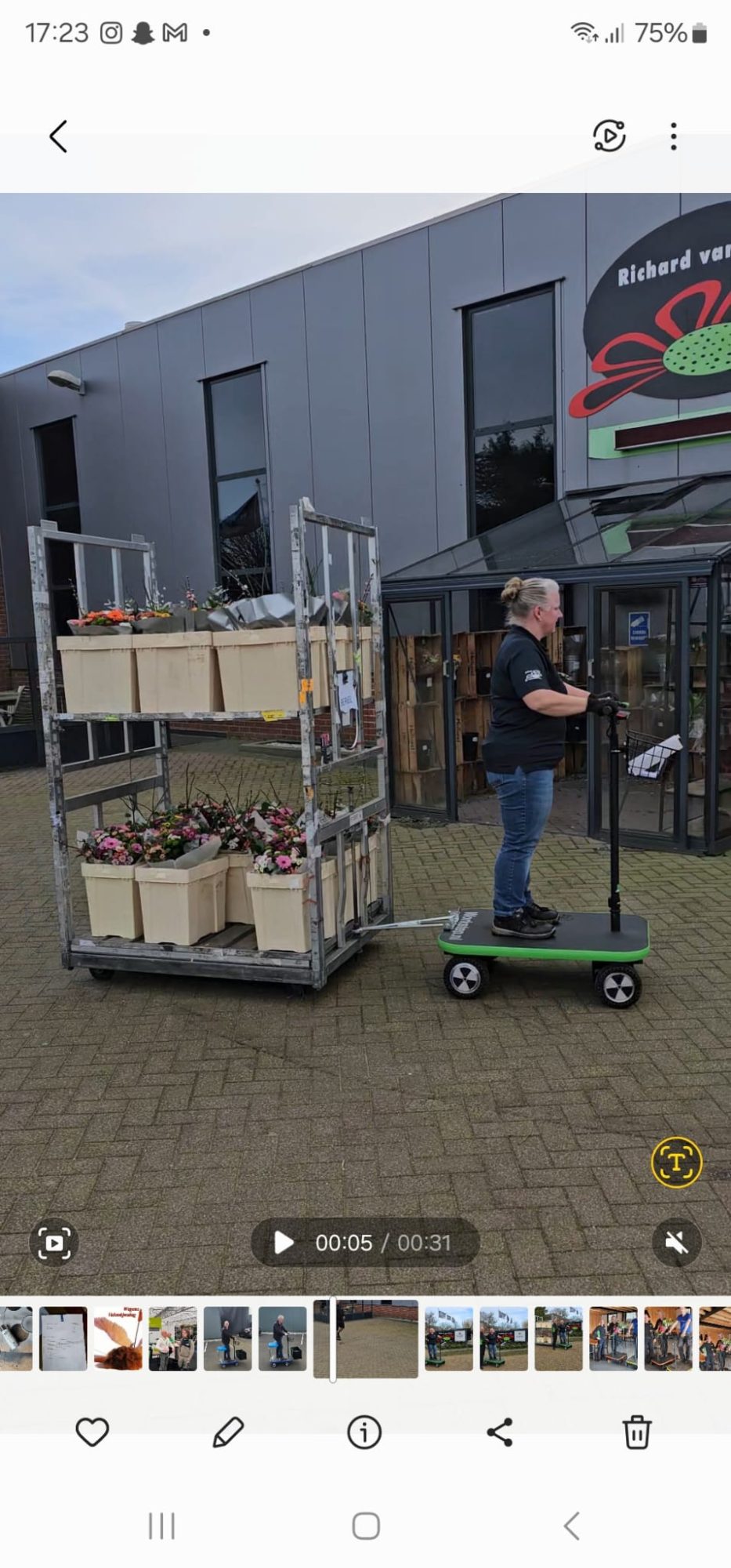 Workstep-foto-rijdend-met-veiling-kar.jpg
